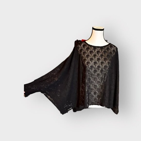 Women’s M - L PURE Essence Made in Canada Crochet Sleeved Poncho Made in Canada - Picture 7 of 8